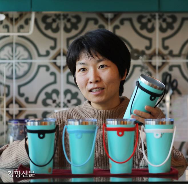 한정희 푸른컵 대표가 제주시 노형동의 한 카페에서 푸른컵의 텀블러 대여시스템에 대해 설명하고 있다. /강윤중 기자