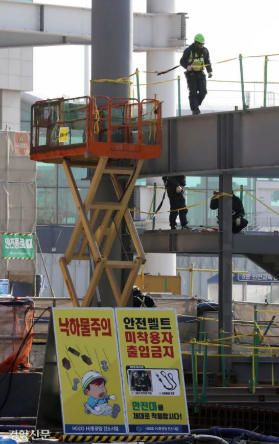 Caution and More Caution, Safety and More Safety: On January 26, one day before the Serious Accidents Punishment Act goes into effect, workers work at the phase-4 construction site at Incheon International Airport Terminal 2. Kim Chang-gil