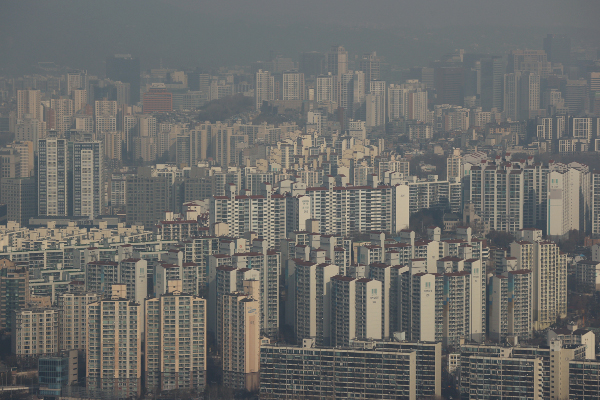 현 정부 들어서 한강 이북과 한강 이남 집값 격차가 크게 벌어진 것으로 나타났다. 사진은 서울 63스퀘어에서 바라본 시내 아파트 모습. 연합뉴스