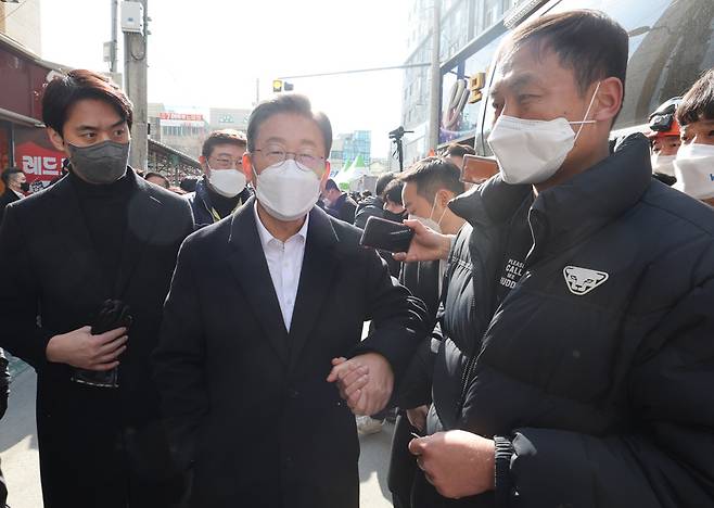27일 광주시 서구 광주화정아이파크 붕괴사고 현장을 방문해 실종자 6명의 가족 대표 안정호 씨를 만난 이재명 더불어민주당 대선 후보 / 사진=연합뉴스