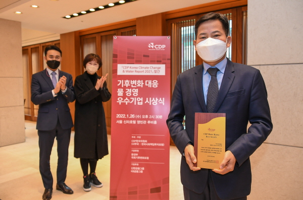 2021년 CDP 코리아 어워드(CDP Korea Award)에서 김상대 기아 기업전략실장(오른쪽)이 관계자들과 기념 촬영을 하고 있는 모습 [사진제공=기아]