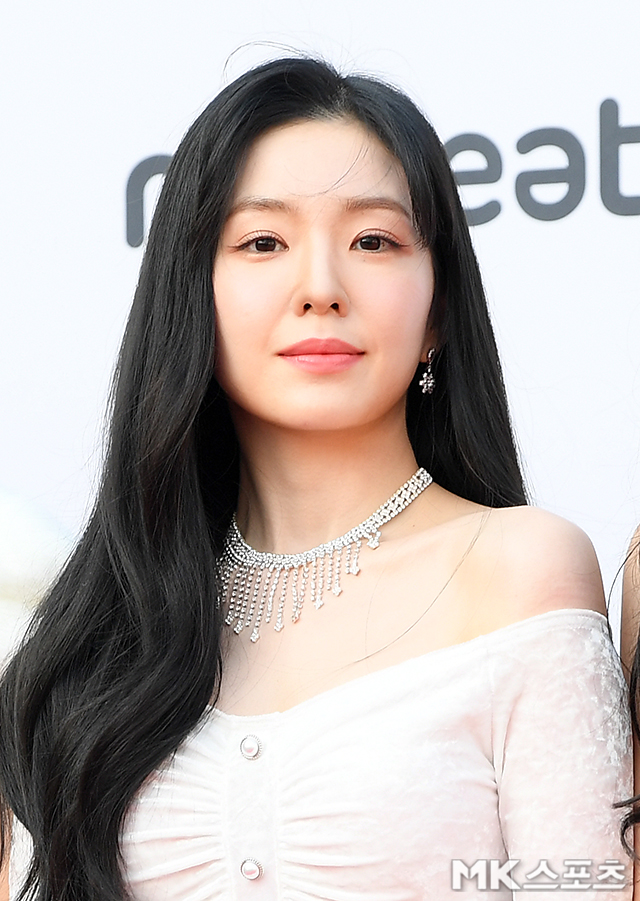 Red Velvet Irene is attending the 11th Gaon Chart Music Awards red carpet event held at Jamsil-dong-dong Indoor Gymnasium in Seoul on the afternoon of the 27th.[Jamsil-dong-dong (Seoul) =