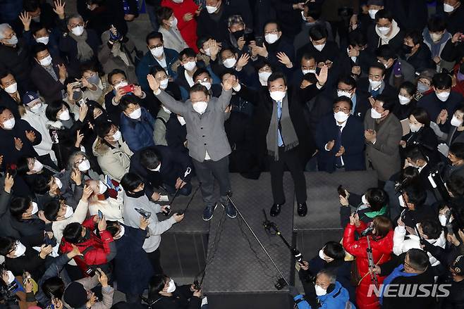 [광주=뉴시스] 최동준 기자 = 이재명 더불어민주당 대선 후보가 27일 광주 동구 '우다방' 충장로우체국 앞에서 이낙연 전 대표와 함께 지지를 호소하고 있다. ‘우다방'은 충장로우체국 앞 계단을 의미하며, 5.18 당시 시위 군중들의 예비 집결지이자 정보를 주고받았던 곳이었다. 2022.01.27. photocdj@newsis.com