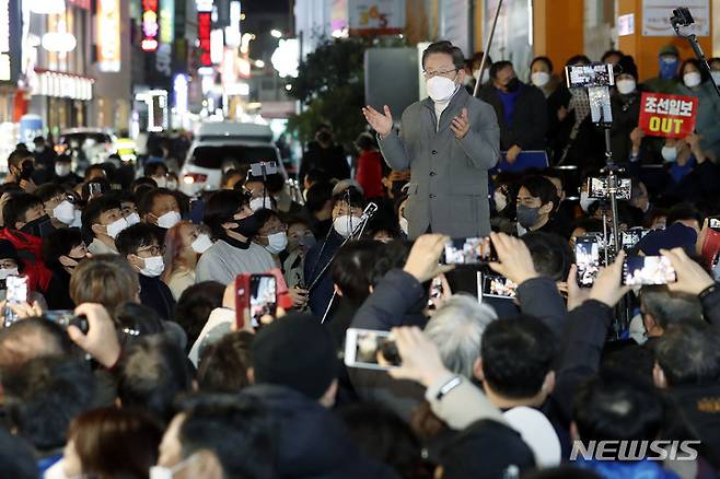[광주=뉴시스] 최동준 기자 = 이재명 더불어민주당 대선 후보가 27일 광주 동구 '우다방' 충장로우체국 앞에서 지지를 호소하고 있다. 2022.01.27. photocdj@newsis.com
