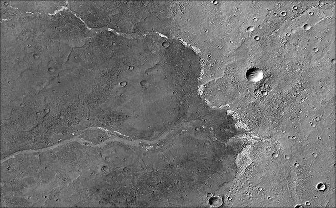 화성 남반구 보스포로스 평원에 길게 남겨진 물이 흐른 흔적. 흰 줄은 소금 퇴적물이다. 사진=NASA/JPL-Caltech/MSSS