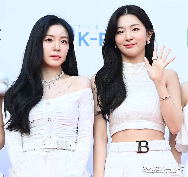 Red Velvet Irene and Seulgi, who attended the awards ceremony, have photo time.