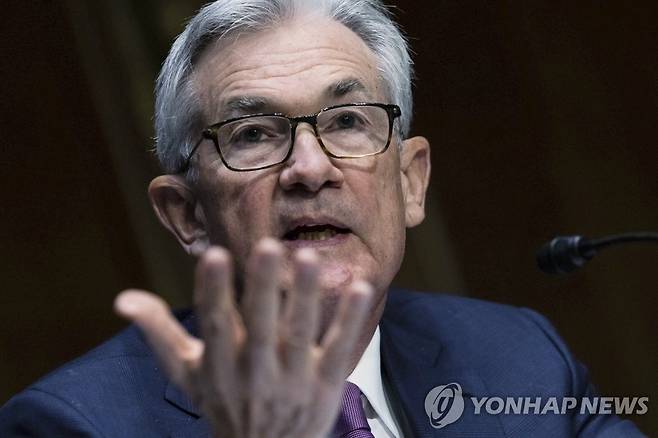 상원 청문회서 금리 인상 관련 발언하는 파월 미 연준의장 (워싱턴 AP=연합뉴스) 제롬 파월 미국 연방준비제도(Fed·연준) 의장이 11일(현지 시각) 워싱턴DC 상원 금융위의 인준 청문회에 출석해 발언하고 있다. 파월 의장은 인플레이션 억제를 위해 필요할 경우 기준금리 인상을 주저하지 않겠다는 의지를 피력했다. 2022.1.12 sungok@yna.co.kr