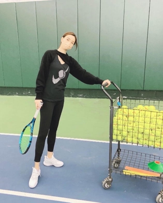 Actor Son Tae-young enjoyed tennis.Son Tae-young left a photo on his Instagram account on Friday with a hashtag called #tennis.In the photo, Son Tae-young plays tennis at an indoor tennis court, digesting leggings in a lean figure, reminiscent of a pictorial. The sophisticated and elegant atmosphere attracts attention.Son Tae-young married actor Kwon Sang-woo in 2008 and has a son born in 2009 and a daughter born in 2015.It is reported that United States of America is staying in New York.