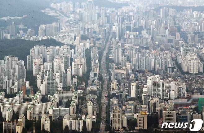 서울 송파구 잠실 롯데월드타워 '서울스카이' 전망대에서 바라본 아파트와 빌라 모습. 2021.10.11/뉴스1 © News1 송원영 기자