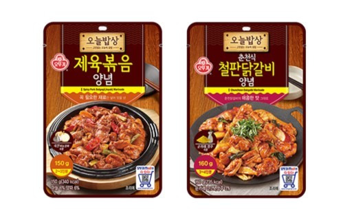 오뚜기 '제육볶음 양념', 춘천식 철판닭갈비 양념'. (오뚜기 제공) © 뉴스1