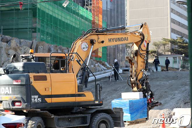 서울 시내 한 공사장에서 공사 관계자들이 작업을 하고 있다. /뉴스1 © News1 황기선 기자