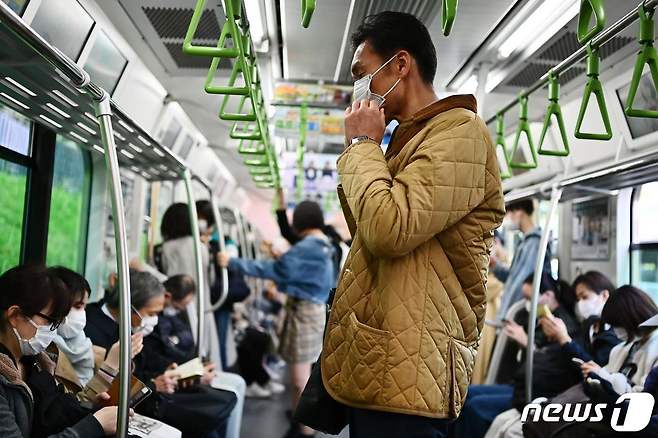 7일(현지시간) 일본 도쿄 지하철안에서 시민들이 마스크를 쓰고 있다. 2020.04.07 © AFP=뉴스1