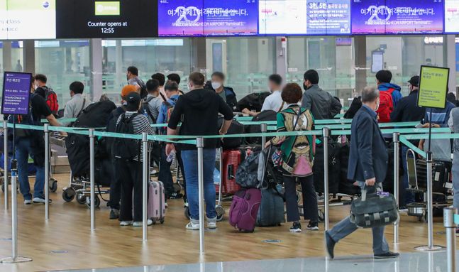 인천국제공항 제1터미널에서 여행객들이 출국수속을 밟고 있다.ⓒ뉴시스