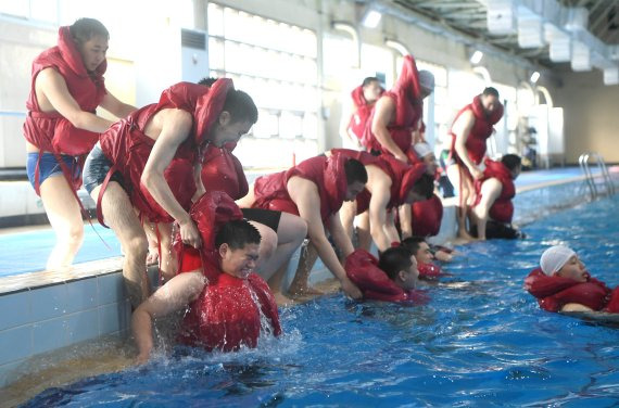 해군본부는 해군병 680기 훈련병들이 설 연휴에도 고강도 기초군사훈련 중인 모습을 28일 공개했다. 올해 첫 번째 기수로 지난 3일 입영한 훈련병들은 한겨울 추위와 코로나19를 동시에 극복하면서 강하고 선진화된 필승해군으로 거듭나기 위한 훈련을 받고 있다. 훈련병들이 해군교육사령부 전투수영훈련장에서 진행된 수영훈련 중 수난자 구조훈련을 하고 있다. 사진=해군본부 제공