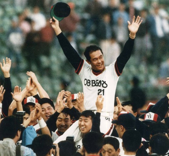 1995년 한국시리즈 우승 후 후배들에게 축하받는 박철순. 사진=IS 포토