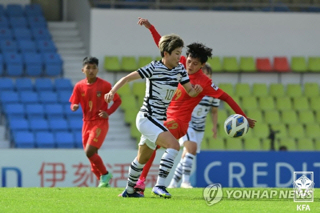 ▲ 인도 푸네의 시리 시브 차트라파티 종합운동장에서 열린 2022 아시아축구연맹(AFC) 아시안컵 C조 2차전 한국 여자 축구대표팀과 미얀마와의 경기에서 한국 지소연이 공격하고 있다.