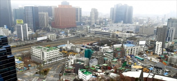 지상 최고 38층짜리 호텔·전시·업무 복합단지로 개발되는 서울역 북부역세권의 현재 모습.  /한경DB