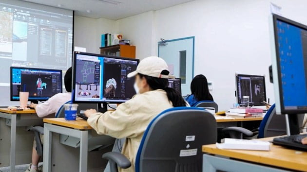 지난해 인하대학교 미래인재개발원 게임분야 국비지원 교육과정에 참여한 한 교육생이 가상현실(VR), 증강현실(AR), 3차원(3D) 게임그래픽 디자인 수업을 듣고 있다. 인하대