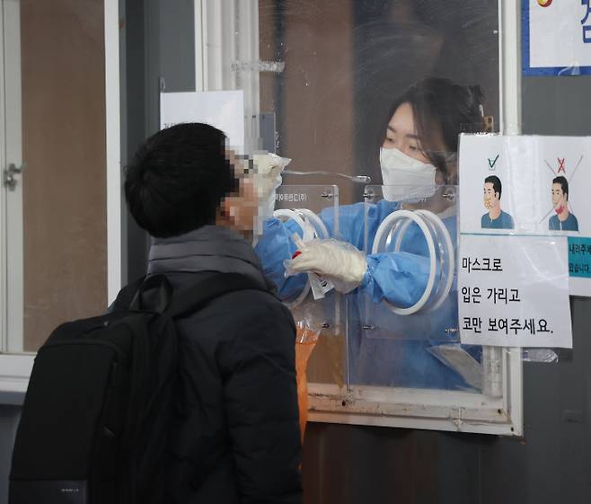 28일 오전 서울역 코로나19 선별진료소를 찾은 시민이 검사를 받고 있다. 연합뉴스