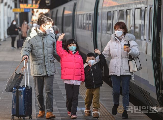 28일 서울역에서 한 가족이 마스크를 쓴 채 귀성길 발걸음을 옮기고 있다.