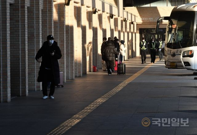 28일 서울고속버스터미널 경부선이 한산하다.