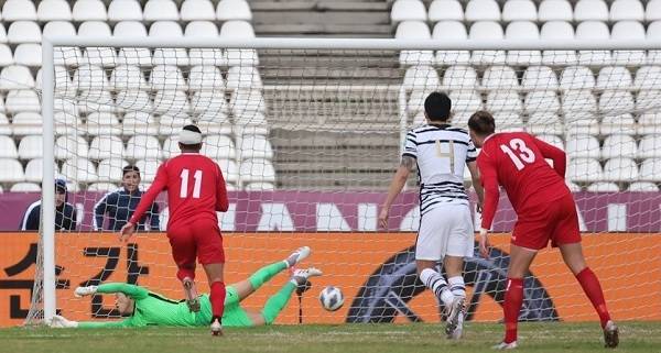 27일(현지시간) 레바논 시돈의 시립경기장에서 열린 2022 카타르 월드컵 아시아 최종예전 조별리그 A조 7차전 대한민국과 레바논의 경기에서 골키퍼 김승규가 미셀 멜키의 슛을 막기 위해 몸을 날리는 모습. / 사진 = 연합뉴스