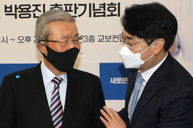 2021년 12월 1일 대화 나누는 김종인 전 국민의힘 총괄선대위원장과 박용진 더불어민주당 의원 / 사진=국회사진기자단
