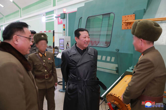 북한 김정은 국무위원장이 중요무기체계를 생산하고 있는 군수공장을 현지지도했다고 조선중앙통신이 28일 보도했다. [사진 출처 = 조선중앙통신]
