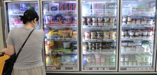 빙그레 등의 업체들이 아이스크림 가격을 올린다. 사진은 서울 이마트 용산점에서 시민들이 아이스크림을 고르고 있다./사진=뉴스1