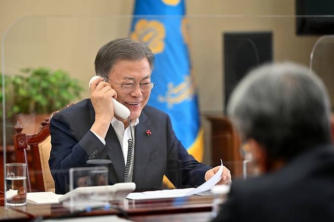 [서울=뉴시스] 문재인 대통령이 설 연휴를 앞둔 28일 오후 청와대 여민관 소회의실에서 코로나19  방역·의료 상황을 점검하고 노고를 격려하기 위해 현장 의료진과 전화 통화를 하고 있다. (사진=청와대 제공) 2022.01.28.  photo@newsis.com *재판매 및 DB 금지