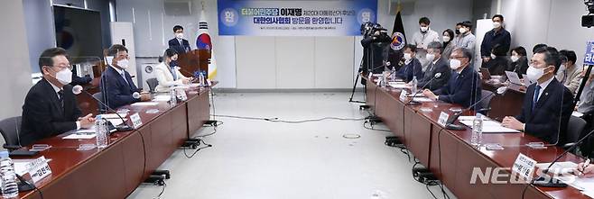 [서울=뉴시스] 국회사진기자단 = 이재명 더불어민주당 대선 후보가 28일 서울 용산구 대한의사협회를 방문해 간담회를 갖고 발언하고 있다. 2022.01.28. photo@newsis.com