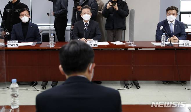 [서울=뉴시스] 최동준 기자 = 이재명 더불어민주당 대선 후보, 윤호중 코로나19위기대응특위 위원장이 28일 서울 용산구 대한의사협회에서 열린 간담회에서 이필수 대한의사협회 회장의 발언을 듣고 있다. 2022.01.28. photocdj@newsis.com