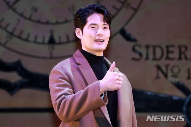 [서울=뉴시스]이영환 기자 = 피에로 역의 서경수가 지난해 2월23일 서울 용산구 블루스퀘어 신한카드홀에서 열린 뮤지컬 위키드 배우 공동 인터뷰에 참석해 포즈를 취하고 있다.  2021.02.23. 20hwan@newsis.com