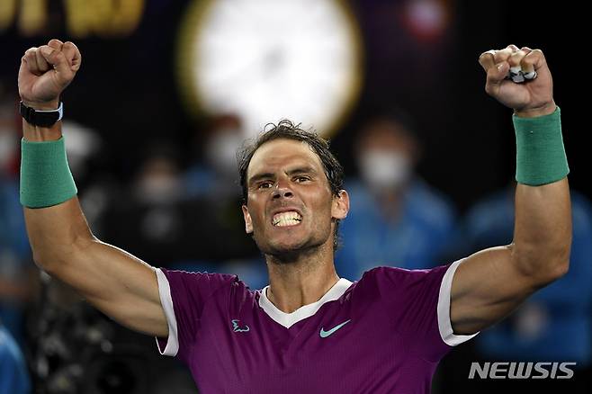 [AP/뉴시스] 28일 호주오픈 남자단식 준결승전서 라파엘 나달이 7번 시드 경쟁자를 물리치고 승리한뒤 자축하고 있다