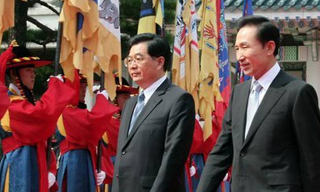2008년 이명박 대통령(오른쪽)이 한국을 공식방문한 후진타오 국가주석과 함께 공식 환영식장에 입장하고 있다. 연합뉴스