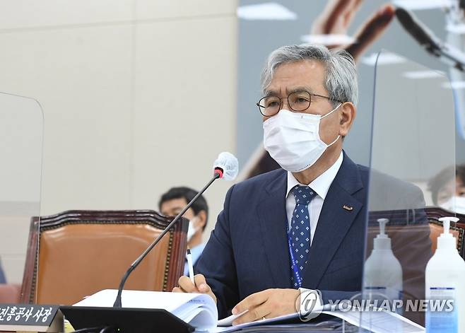 답변하는 이백만 한국방송광고진흥공사 사장 이백만 한국방송광고진흥공사 사장이 지난해 10월 14일 오전 서울 여의도 국회에서 열린 과학기술정보방송통신위원회 2021년도 방송문화진흥회, 한국방송광고진흥공사 등에 대한 국정감사에서 의원들의 질의에 답하고 있다.[연합뉴스 자료사진]