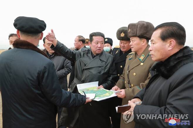 북한 김정은, 함경남도 함주군 련포지구 건설예정지 현지지도 (평양 조선중앙통신=연합뉴스) 북한 김정은 국무위원장이 대규모 남새온실농장이 일떠서게 될 함경남도 함주군 련포지구 건설예정지를 현지에서 요해(파악)했다고 조선중앙통신이 28일 보도했다. 2022.1.28 
    [국내에서만 사용가능. 재배포 금지. For Use Only in the Republic of Korea. No Redistribution] nkphoto@yna.co.kr