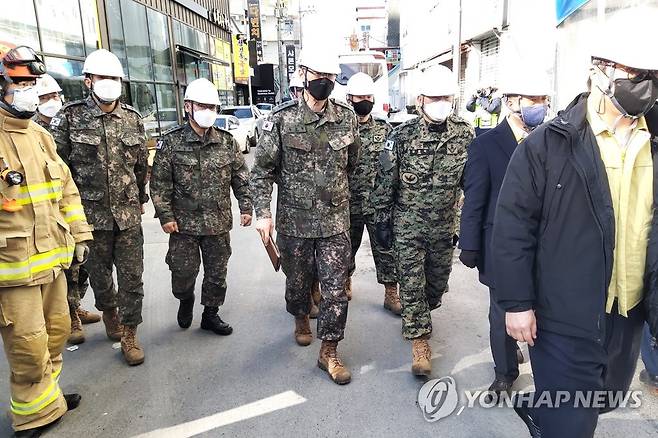 광주 붕괴사고 수색·구조에 군 투입 검토 (광주=연합뉴스) 김형우 기자 = 28일 오전 광주 서구 화정아이파크 붕괴현장에서 육군 제31보병사단, 제11공수특전여단 관계자가 수색·구조 상황을 살펴보고 있다. 육군은 화정아이파크 붕괴사고 현장에서 매몰자 구조, 실종자 수색에 힘을 보태는 방안을 검토하기 위해 이날 현장을 살펴보고 수습 당국과 논의했다. 2022.1.28 vodcast@yna.co.kr