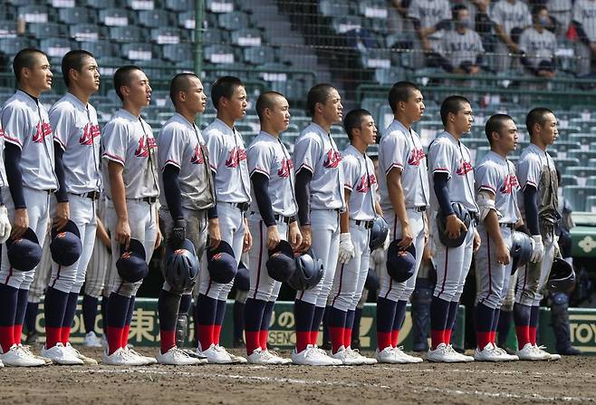 다시 울려 퍼지는 한국어 '동해' 교가 (효고 교도=연합뉴스) 2021년 8월 26일 오전 일본 효고(兵庫)현 니시노미야(西宮)시 소재 한신고시엔(阪神甲子園)구장에서 열린 제103회 일본 전국고교야구선수권대회 8강 전에서 교토국제고가 승리한 후 선수들이 교가가 연주되는 가운데 도열해 있다.