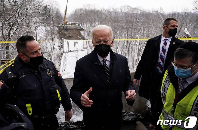 조 바이든 미국 대통령이 2022년 1월 28일(현지시간) 미국 펜실베이니아주 피츠버그에서 예정된 행사에 참석하기에 앞서 교량 붕괴 현장을 방문하면서 기자들과 긴급구조대원들에게 연설하고 있다. © 로이터=뉴스1 © News1 김현 특파원