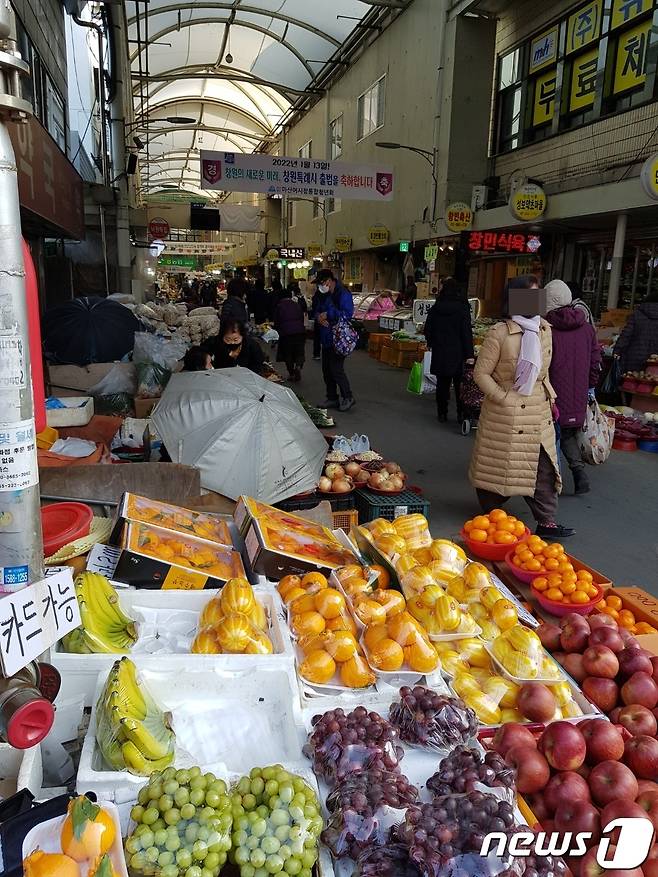 마산 어시장에 대목 장을 보러 온 시민들로 북적이고 있다© 뉴스1 김대광 기자