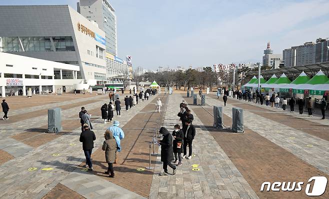 27일 오후 광주시청 선별진료소에서 PCR검사 대기줄(왼쪽)이 길게 늘어서 있는가 반면 신속항원검사 대기줄은 짧은 모습을 보이고 있다. 방역당국은 전날부터 광주·전남·평택·안성 등 4개 지역에 대해 코로나19 오미크론 대응단계를 가동했다. 2022.1.27/뉴스1 © News1 황희규 기자