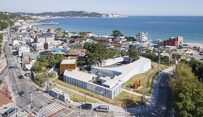 부산 기장군 임랑리에 위치한 박태준기념관(임랑문화공원). 농가 주택과 나무를 감싸는 형태로 낮게 설계했다. /조병수건축연구소