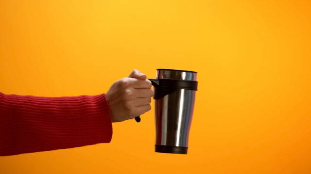 텀블러를 잘못 씻으면 세균이 번식해 장 질환을 유발할 수 있어 주의해야 한다./사진=게티이미지 뱅크