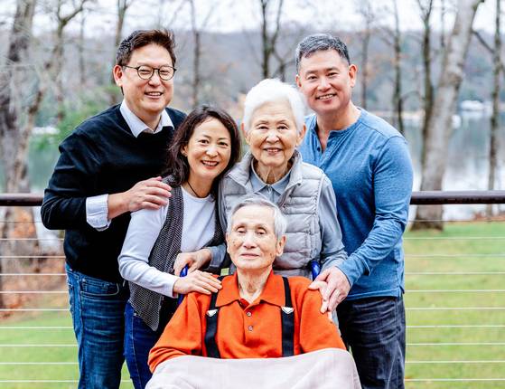 홍용식 인하대 명예교수가 별세 직전 미국 워싱턴 D.C. 자택에서 가족과 함께 사진을 찍었다. [사진 홍용식 교수 가족, 중앙포토]