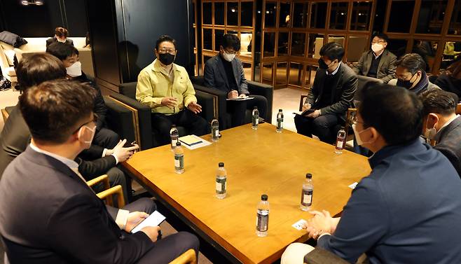 Culture, Sports and Tourism Minister Hwang Hee (left of center) and executives of three local multiplex operators -- CGV, Lotte Cinema and Megabox -- hold a meeting at CGV Yongsan in central Seoul on Saturday. (Ministry of Culture, Sports and Tourism)