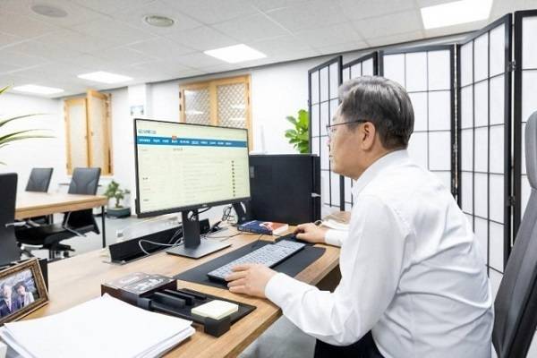 지난달 7일 온라인 커뮤니티 보배드림 사이트를 이용하고 있는 이재명 더불어민주당 대선 후보. / 사진 = 보배드림