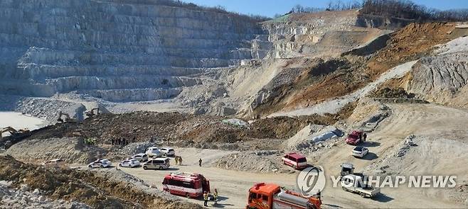 29일 오전 경기 양주시 은현면 도하리 석재 채취장에서 토사가 붕괴해 작업자 3명이 매몰된 사고 현장에서 관계 당국이 구조 작업을 하고 있다. / 사진=연합뉴스