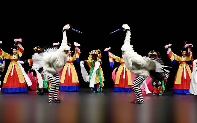 [서울=뉴시스]국립국악원 설 공연 '호랑풍류'. '학연화대처용무합설' 공연 사진. (사진=국립국악원 제공) 2022.01.18. photo@newsis.com *재판매 및 DB 금지