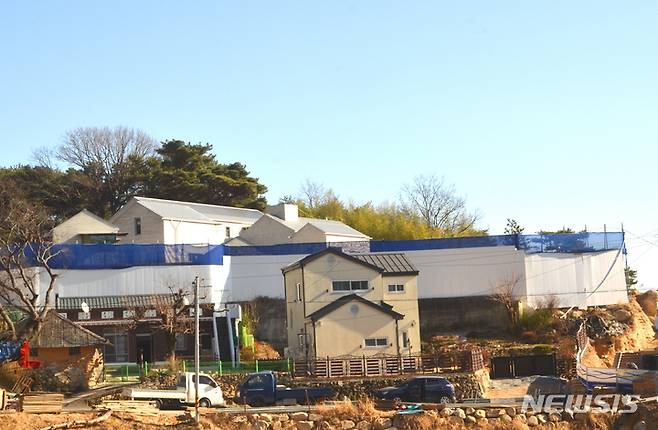 [양산=뉴시스] 김성찬 기자 = 문재인 대통령이 퇴임 후 거처할 경남 양산시 하북면 평산마을 사저 전경. (공사 가림막 뒤 건물) 2021.12.22. kims1366@newsis.com